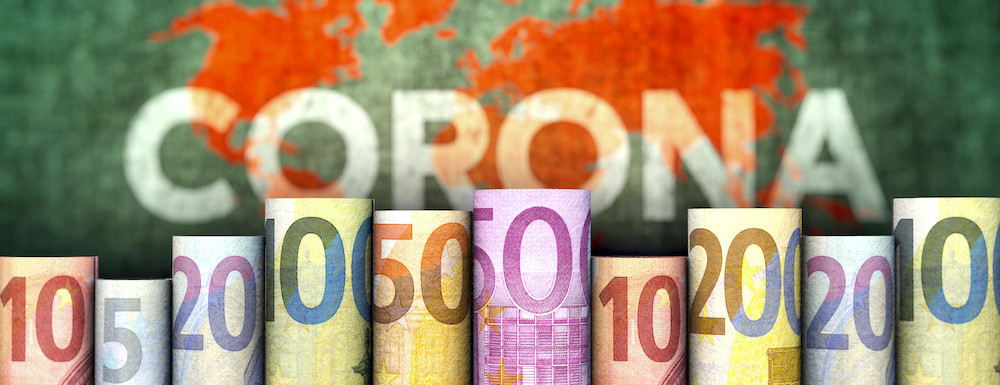 Corona, Coronavirus, Kosten, Covid 19, Geld, Virus, Wirtschaft, Euro, Folgekosten, Rezession, Gelder, Epidemie, Krise, Finanzkrise, Geldscheine, Euroscheine, Krankenkassen, Ausgaben, global, Korona, Schulden, Finanzen, finanzielle, Hilfe, Erde, Corona-Virus, Hilfen, Haushalt, Unternehmen, Wirtschaftskrise, Welt, Bund, weltweit, Europa, Mehrausgaben, Weltwirtschaft, Gefahr, Covid-19, News, Wort, Risiko, Problem, Covid, Illustration, 2020, Krankheit, Prävention, Medizin, Konzept, Text, Hintergrund, illustriert