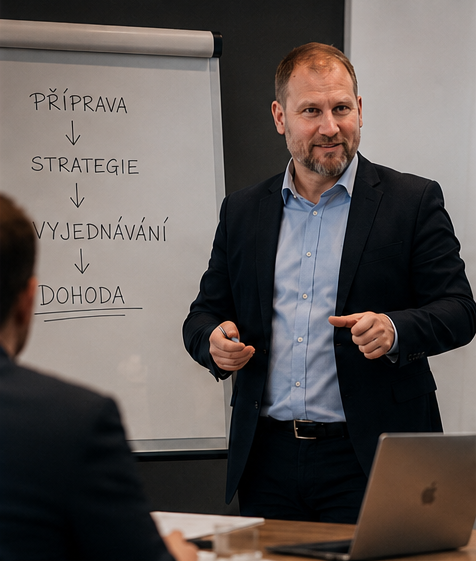 Tomáš Burda – lektor kurzu vyjednávání, vysvětluje proces příprava → strategie → vyjednávání → dohoda