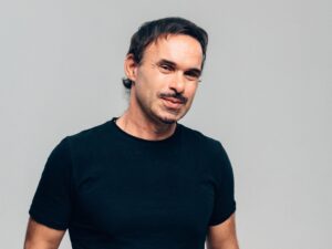 Portrét Jindry Dohnala, kouče a mentora s certifikací EMCC, který propojuje neurovědu, kreativitu a práci s emocemi.