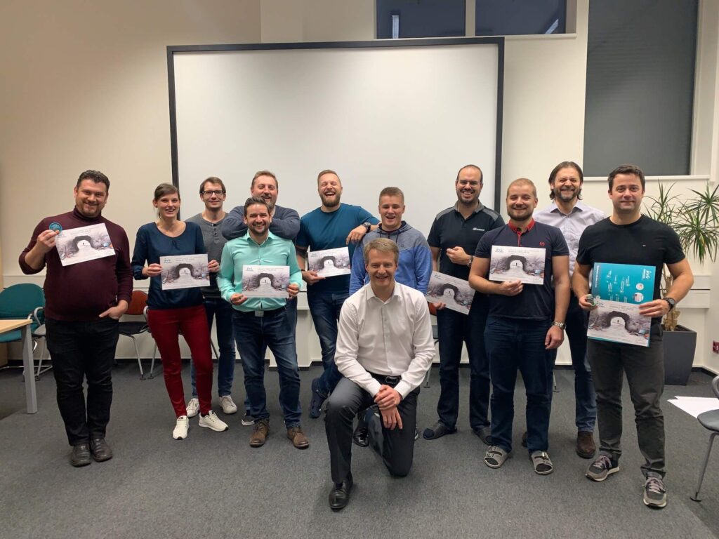 Účastníci kurzu projektového řízení Vlastní cesty s certifikáty a lektorem Jiřím Střelcem po úspěšné zkoušce